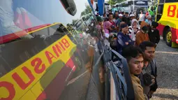 Kepala Terminal Kalideres, Nur Prasetyo, menjelaskan bahwa puncak arus mudik mulai terasa sejak Selasa 17 Maret 2026 siang dan terus berlanjut hingga Rabu 17 Maret 2026 pagi. Tampak dalam foto, orang-orang menunggu bus yang akan mengangkut mereka menuju kampung halaman menjelang libur Idul Fitri 1447 Hijriah sekaligus menandai berakhirnya bulan suci puasa Ramadan, di terminal Terminal Kalideres, Jakarta, Rabu 18 Maret 2026. (AP Photo/Dita Alangkara)