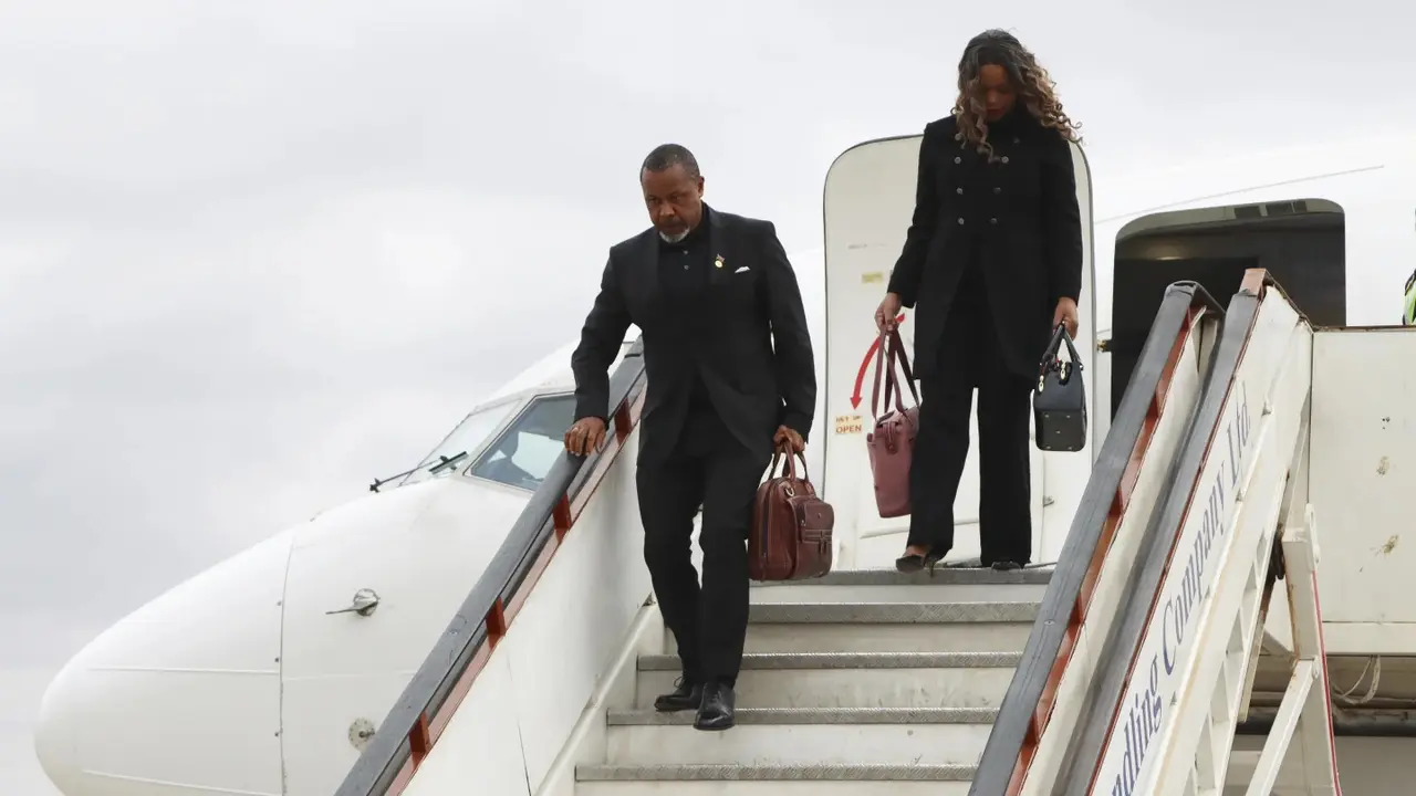 Wakil Presiden (Wapres) Malawi Saulos Chilima (depan). (AP Photo)