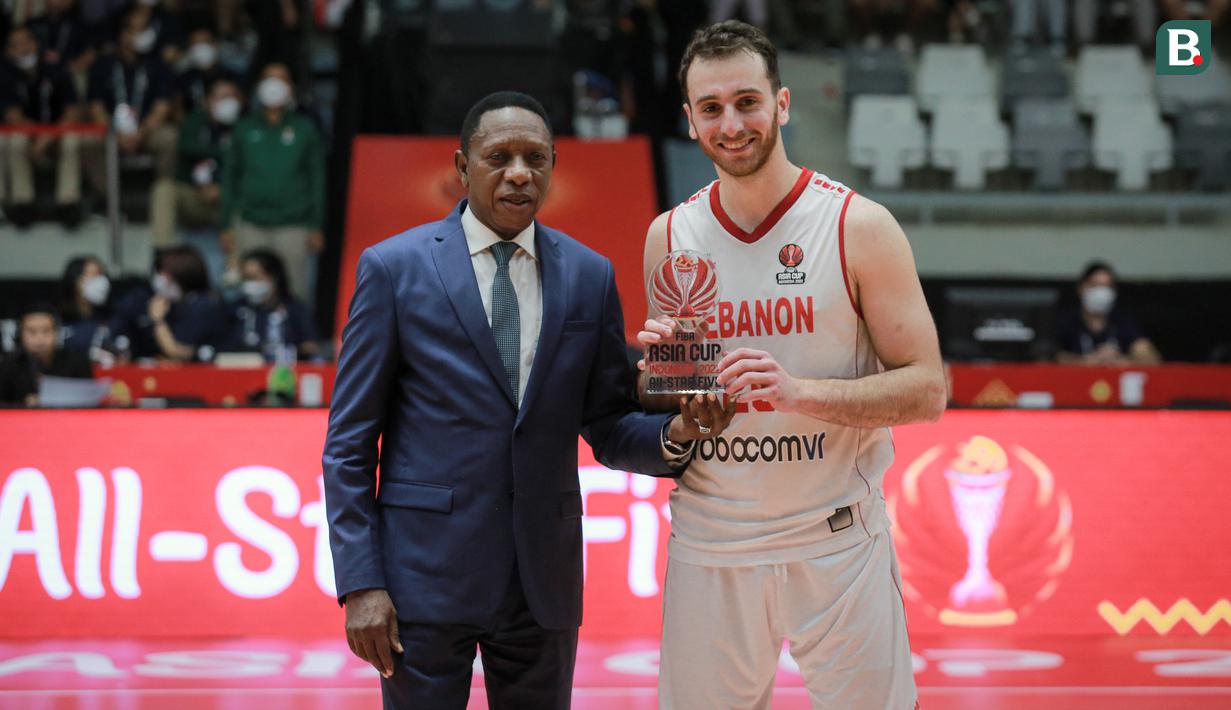 Pemain Timnas Basket Lebanon, Wael Arakji mendapatkan penghargaan sebagai FIBA Asia Cup 2022 All-Star Five di Istora Senayan, Jakarta, Minggu (24/07/2022). Ia tercatat telah membuat 26,0 poin, 3,2 rebound, 4,0 assist, dan 1,8 steal per gim. (Bola.com/Bagaskara Lazuardi)
