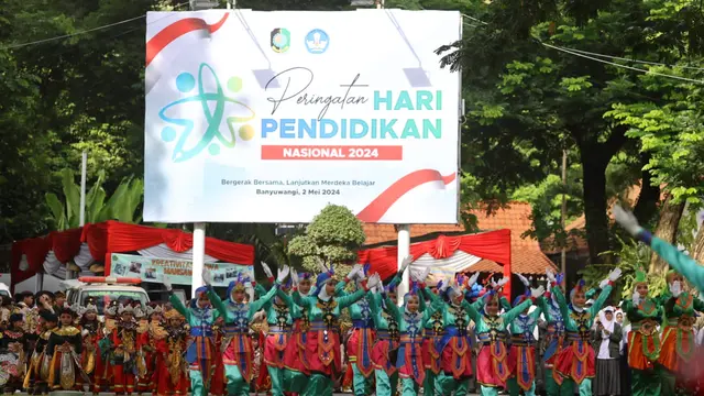 Berbagai tarian yang dibawakan para pelajar meriahkan Hari Pendidikan Nasional di Banyuwangi (Istimewa)