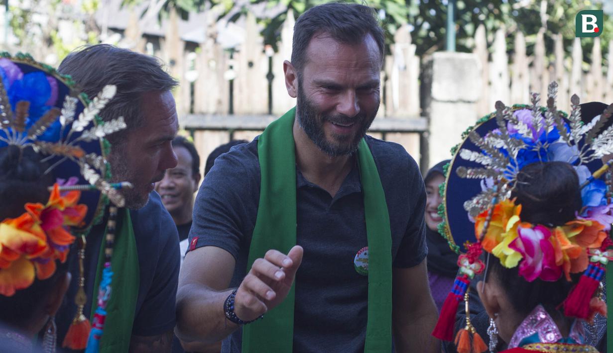 Legenda Liverpool, Patrik Berger mendapat sambutan khas budaya Betawi, Palang Pintu saat tiba di Setu Babakan, Jakarta, Jumat (9/3/2018). Kegiatan ini dalam rangkaian LFC World Tour Jakarta. (Bola.com/Asprilla Dwi Adha)