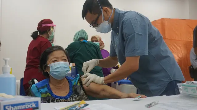 Kelompok prioritas lansia menerima vaksin COVID-19 produksi Biofarma di Kampus 3 BSD Unika Atma Jaya.