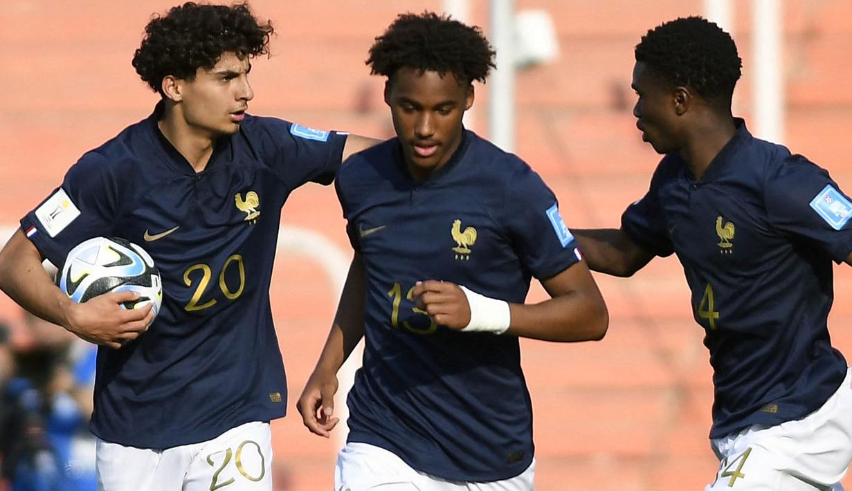 Pemain Prancis U-20, Wilson Odobert (tengah) melakukan selebrasi setelah mencetak gol penyeimbang 1-1 ke gawang Gambia U-20 pada laga lanjutan Grup F Piala Dunia U-20 2023 di Stadion Malvinas, Argentina, Jumat (26/05/2023) WIB. Laga berakhir dengan skor 2-1 untuk kemenangan Gambia. (AFP/Andres Larrovere)