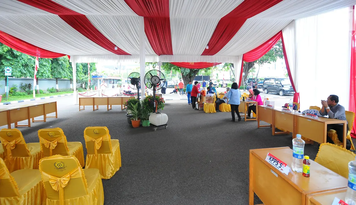 Suasana persiapan di Tempat Pemungutan Suara (TPS) 008, Kelurahan Gambir, Kecamatan Gambir, Jakarta Pusat, Rabu (17/4). Nuansa merah putih terlihat di TPS tempat capres nomor urut 01 Joko Widodo atau Jokowi menggunkan hak suaranya ini. (Liputan6.com/Angga Yuniar)