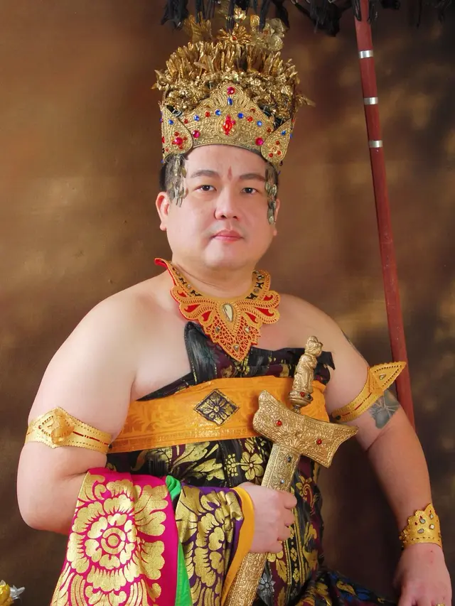 7 Pemotretan Femmy Permatasari dan Suami dengan Baju Adat Bali Ini Menawan
