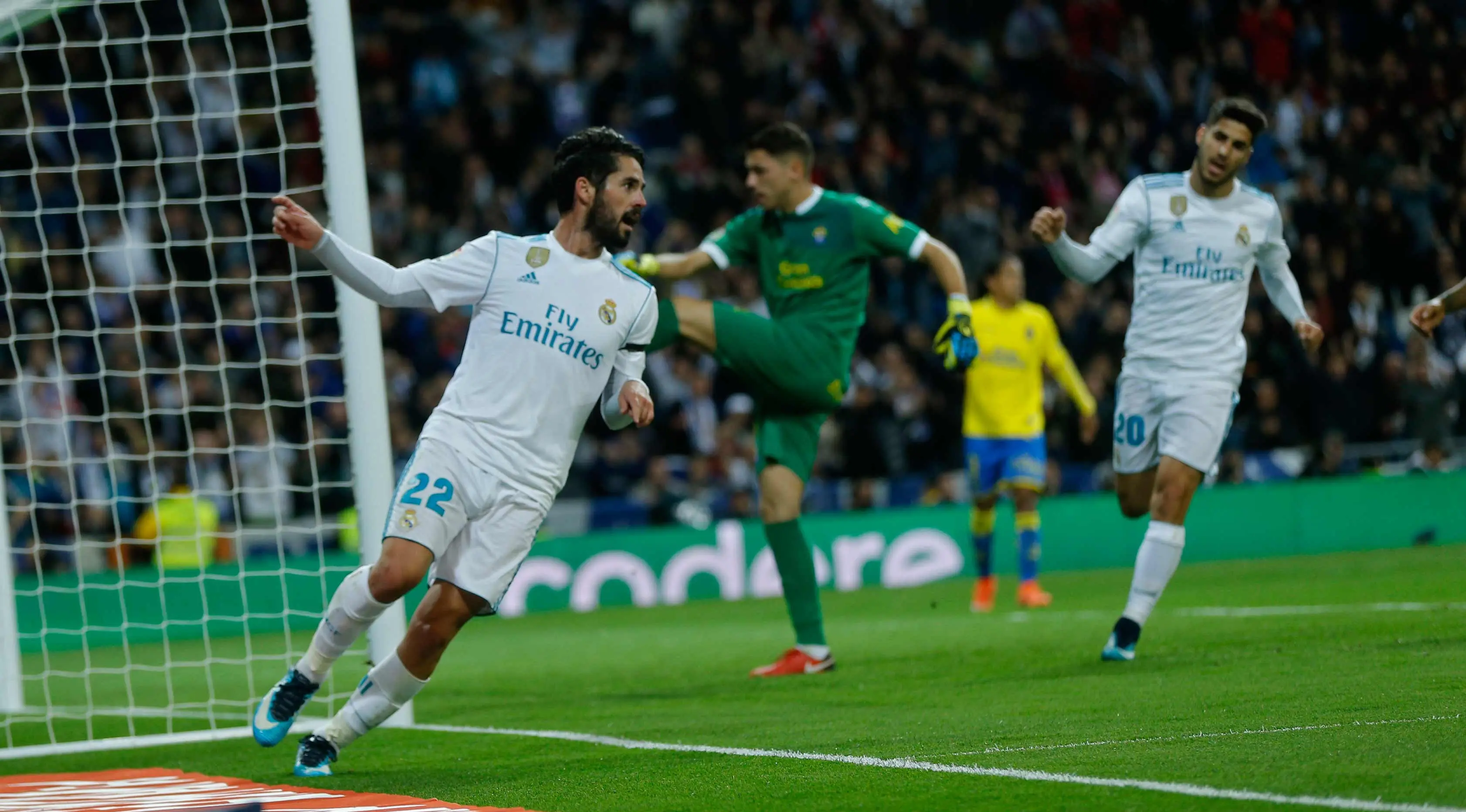 Gelandang Real Madrid, Isco melakukan selebrasi usai mencetak gol ke gawang Las Palmas pada lanjutan La Liga Spanyol di Stadion Santiago Bernabeu, Madrid (5/11). Madrid menang telak 3-0 atas Las Palmas. (AP Photo/Francisco Seco)