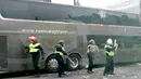 Suporter West Ham United menyerang bus skuat Manchester United di depan Stadion Boleyn Ground, Selasa (10/5). Aksi anarkis itu sampai melubangi jendela bus dan seorang polisi London serta satu warga dikabarkan mengalami luka ringan. (Reuters/Eddie Keogh)
