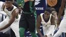 Pemain Boston Celtics, Daniel Theis (tengah) gagal menahan bola saat diadang para pemain Indiana Pacers pada lanjutan NBA basketball game di Bankers Life Fieldhouse, Indianapolis, (25/11/2017). Boston Celtics menang 108-98. (AP/Darron Cummings)