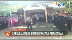 Saat peti jenazah akan diberangkatkan, keluarga korban tampak lemas dan terpukul.