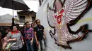 Presiden ke-5 RI yang juga Ketum PDIP, Megawati Soekarnoputri mengamati mural bergambar Garuda Pancasila di dinding TPS tempatnya melakukan pencoblosan Pilkada DKI 2017, di TPS 027 Kebagusan, Jakarta Selatan, Rabu (15/2). (Liputan6.com/Helmi Fithriansyah)