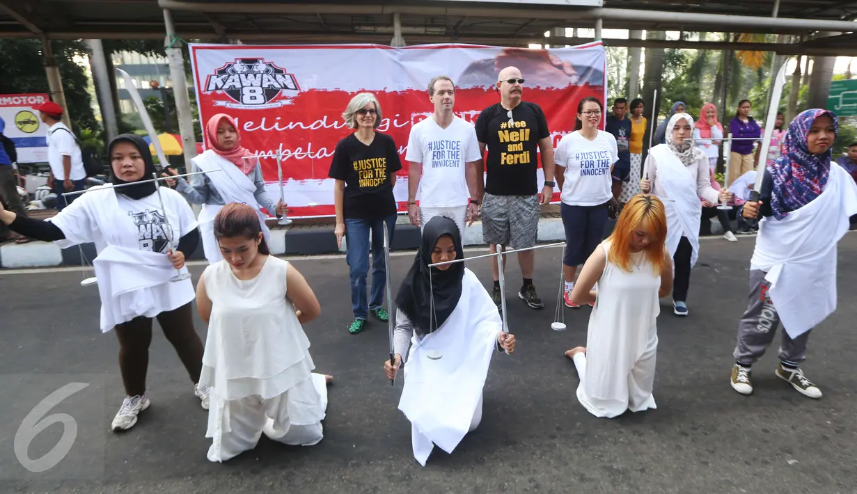 Relawan Kawan8 dan Mahasiswa IKJ menggelar flashmob di Jalan Jenderal Sudirman, Jakarta, Minggu (5/3). Lewat aksi ini mereka berharap pemerintah memperhatikan nasib 7 pekerja yang mengalami kriminalisasi terkait kasus JIS. (Liputan6.com/Helmi Afandi)