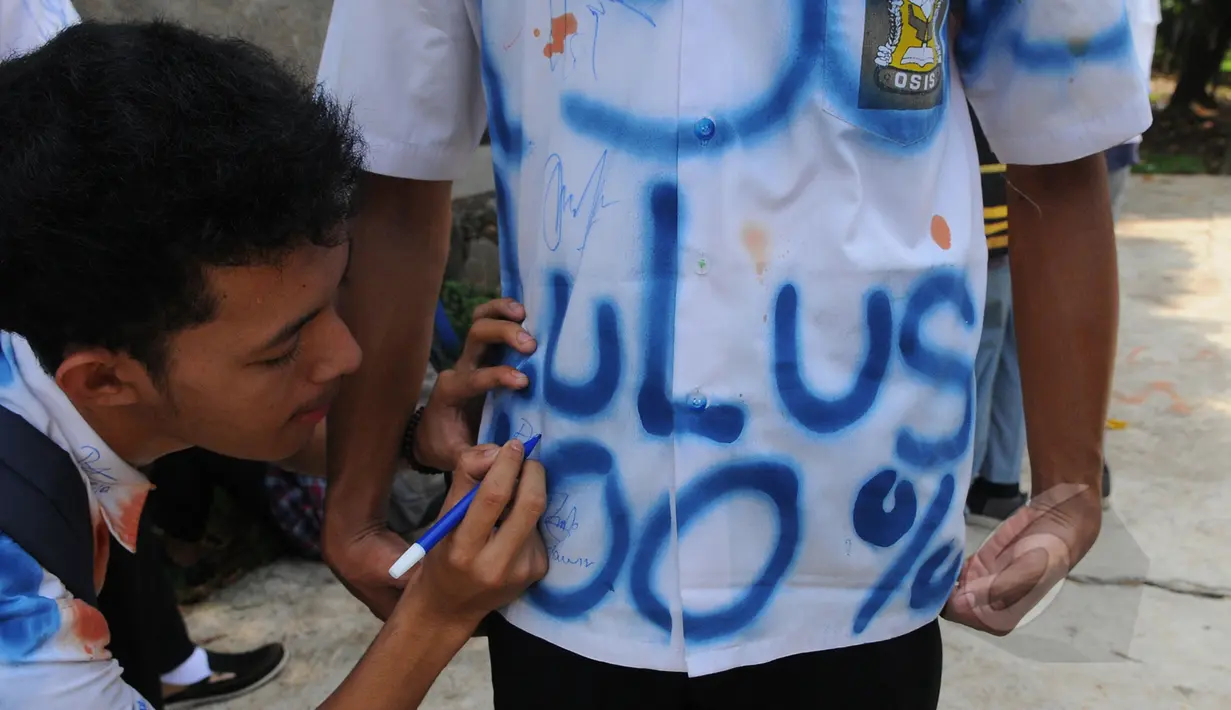 Siswa SMK Kemala Bhayangkari 1 Jakarta, meluapkan kegembiraanya dengan melakukan aksi corat-coret seragam menggunakan cat warna setelah mengikuti Ujian Nasional (UN), Kamis (16/4/2015). (Liputan6.com/Herman Zakharia)