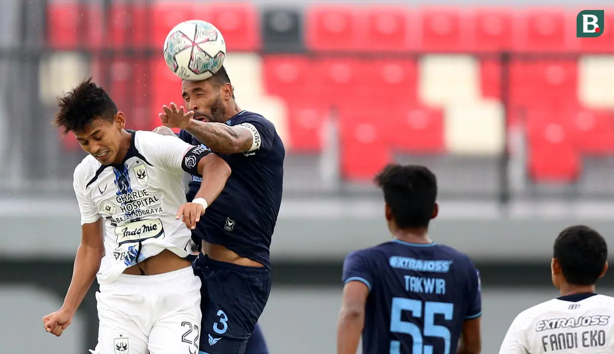 Memasuki babak kedua, PSIS Semarang maupun Persela Lamongan saling melancarkan serangan. Sayangnya, peluang emas belum mampu dimanfaatkan kedua tim menjadi gol. (Bola.com/M Iqbal Ichsan)