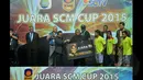 Manager Persebaya, Harry Sulaiman menerima hadiah juara SCM Cup 2015 di Stadion Jakabaring,Selasa (27/1/2015). Persebaya meraih posisi ketiga di SCM Cup 2015 usai mengalahkan Persela (1-0). (Liputan6.com/Johan Tallo)