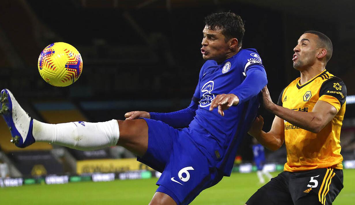 Pemain Wolverhampton Wanderers, Fernando Marcal, berebut bola dengan bek Chelsea, Thiago Silva, pada laga Liga Inggris di Stadion Molineux, Rabu (16/12/2020). Chelsea tumbang dengan skor 2-1. (Michael Steele/Pool via AP)
