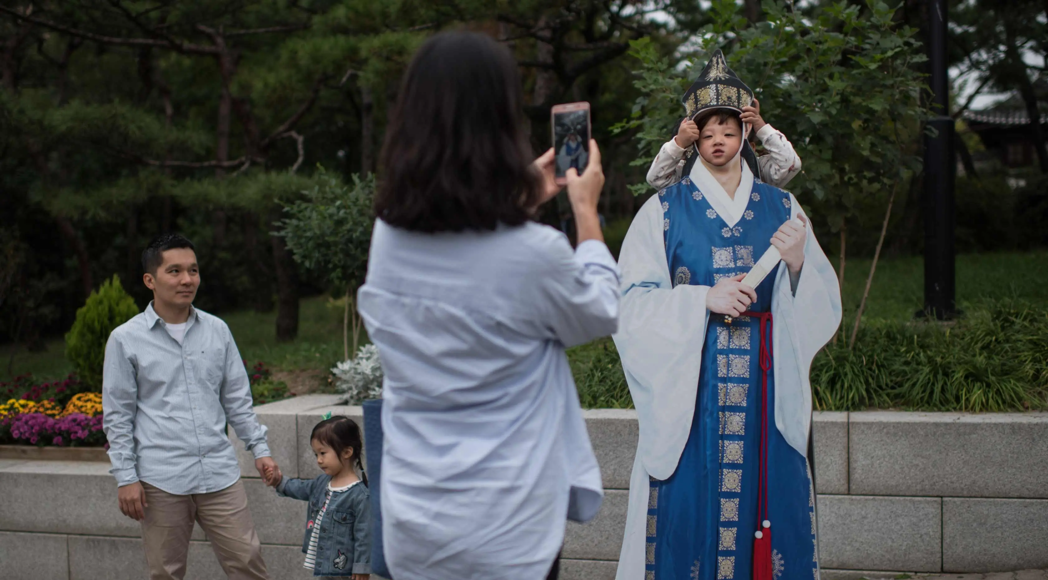 Seorang anak saat difoto selama perayaan Chuseok di sebuah taman di Seoul(5/10). Seperti halnya kebanyakan festival panen lainnya di seluruh dunia, Chuseok dirayakan sekitar ekuinoks musim gugur. (AFP Photo/Ed Jones)
