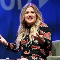 Apatemen Kelly Clarkson   kebakaran saat pindah ke Los   Angeles. Hal itu membuatnya   harus tinggal di mobil dan   penampungannya. (RICK DIAMOND /   GETTY IMAGES NORTH AMERICA /   AFP)