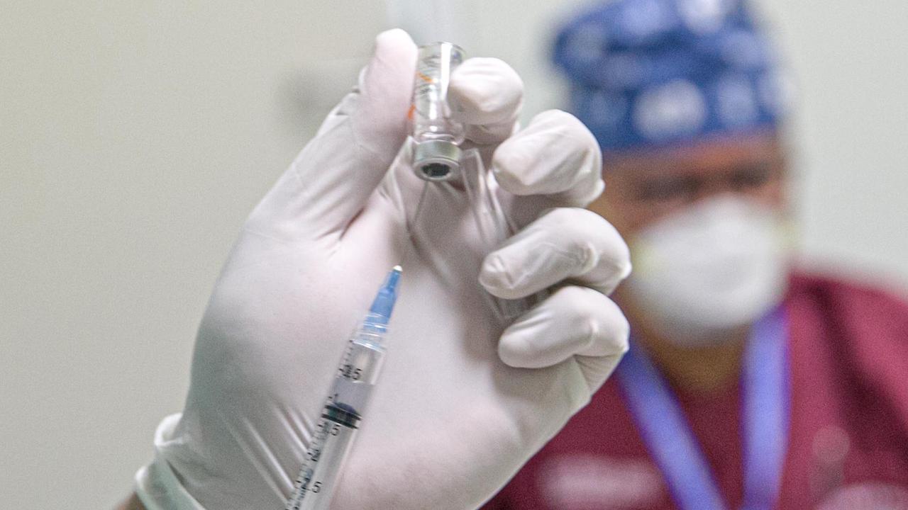 Tenaga Kesehatan Lansia Jalani Vaksinasi COVID-19 Perdana Vertikal