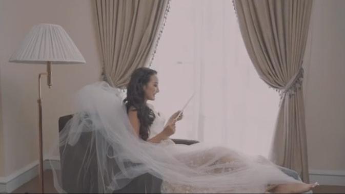 Ivan Gunawan dan Bella Aprilia pakai baju pengantin di video teaser pernikahan mereka. (Sumber: Instagram/@ivan_gunawan)