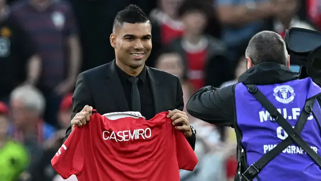 Foto: Demo Keluarga Glazer oleh Fans MU Sambut Kedatangan Casemiro di Old Trafford