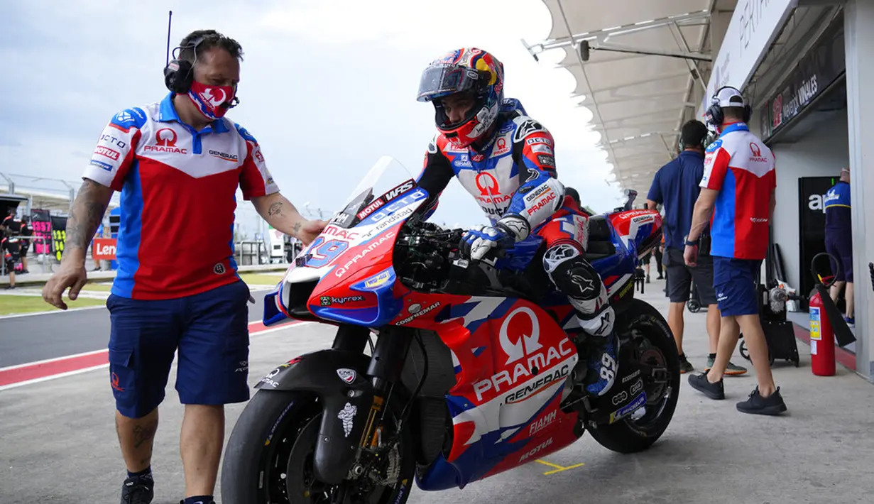 Pembalap Pramac Racing asal Spanyol Jorge Martin mengendarai motornya dari garasi saat sesi latihan bebas pertama di Pertamina Mandalika International Street Circuit, Mandalika, Lombok Tengah, Nusa Tenggara Barat, Jumat (18/3/2022). (AP Photo/Achmad Ibrahim)