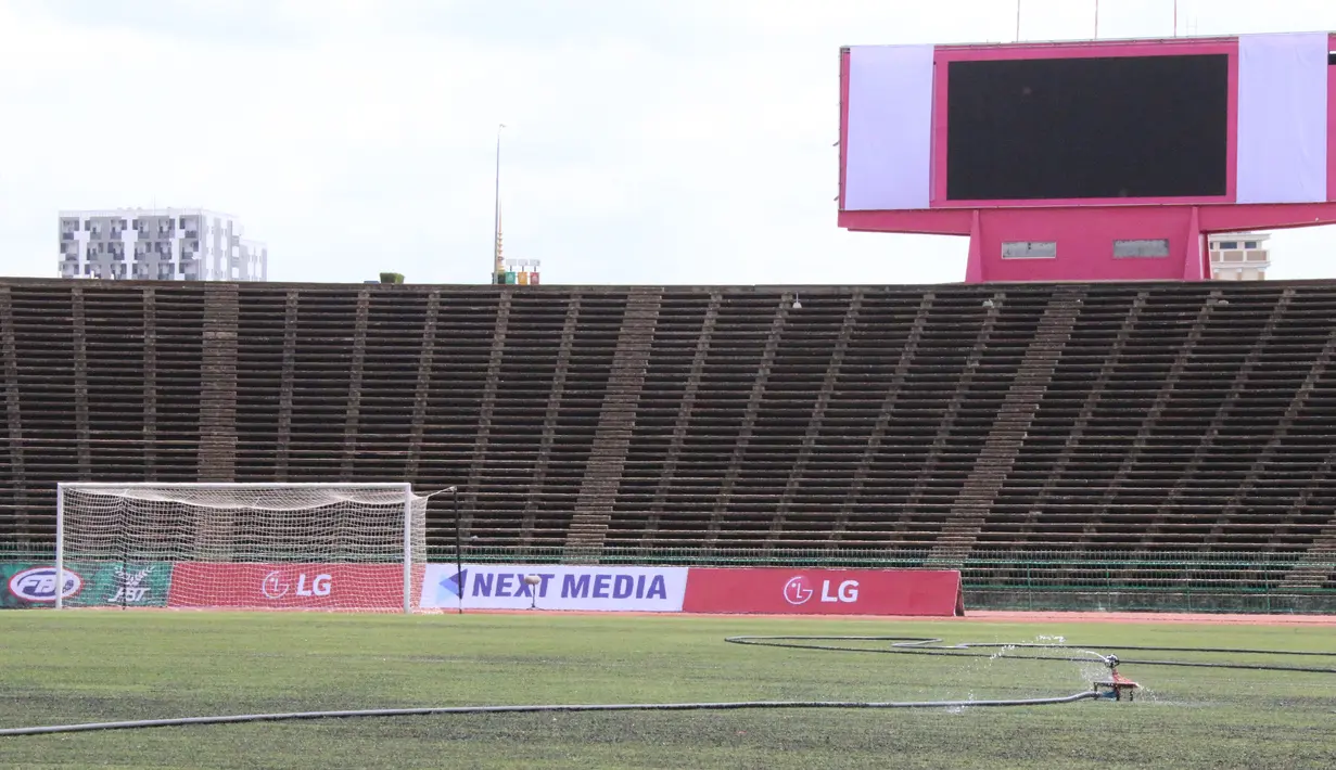 Suasana tampak dalam dari Stadion National Olympic di Phnom Penh, Rabu (20/2). Stadion ini menjadi salah satu venue yang menggelar laga Piala AFF U-22 2019. (Bola.com/Zulfirdaus Harahap)