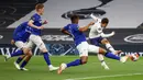 Striker Tottenham Hotspur, Son Heung-Min berusaha melakukan tendangan ke gawang Everton pada lanjutan pertandingan Liga Inggris di Tottenham Stadium, Selasa (7/7/2020) dini hari. Tottenham Hotspur susah payah mengalahkan Everton 1-0. (Richard Heathcote/Pool via AP)