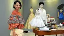 Andien mengenakan batik berdesain unik saat menghadiri pameran busana karya Didi Budiarjo di Museum Tekstil, Kamis (15/1/2015). (Liputan6.com/Panji Diksana)