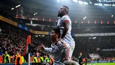 Pemain Bayern Munchen,  James Rodriguez merayakan gol bersama rekannya Arturo Vidal (kanan) saat melawan Bayer Laverkusen pada lanjutan Budesliga di Bay Arena, Laverkusen, (12/1/2018). Bayern Munchen menang 3-1. (AFP/Sascha Schuermann)