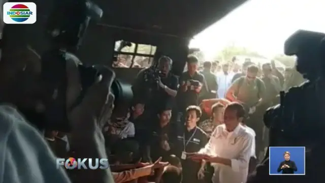 Presiden Jokowi berkunjung ke posko pengungsian korban gempa di Lombok Timur, NTB. Dalam kesempatan tersebut, Jokowi juga membagikan buku untuk anak-anak.