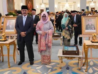 Putra dan putri mendiang Presiden ke-2 RI, Suharto, Siti Hardiyanti Rukmana (kedua dari kiri) dan Bambang Trihatmojo berpose di samping potret ayah mereka dalam upacara penganugerahan gelar pahlawan nasional kepada sepuluh tokoh di Istana Negara, Jakarta, Senin 10 November 2025. Presiden Prabowo Subianto resmi memberikan gelar pahlawan nasional kepada Presiden ke-2 Republik Indonesia, Soeharto. (AP Photo/Achmad Ibrahim)