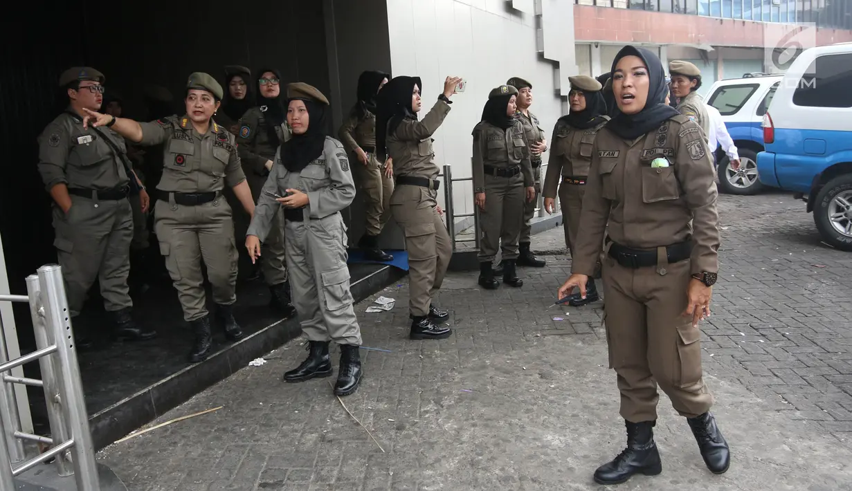 Petugas Satpol PP wanita bersiap menyegel dan menutup Diskotek Exotic di Mangga Besar, Jakarta, Kamis (19/4). Diskotek Exotic ditutup setelah menerima surat pencabutan izin usaha dari Pemprov DKI dan Dinas Pariwisata. (Liputan6.com/Arya Manggala)