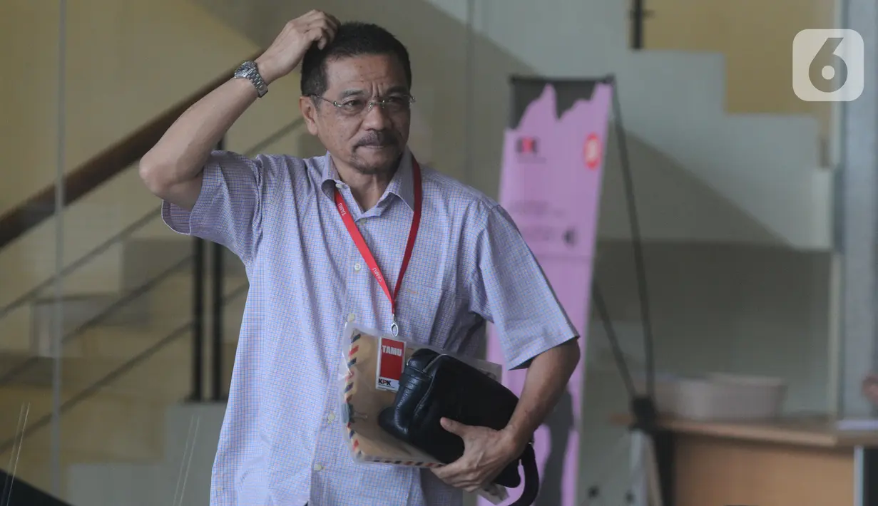 Mantan Menteri Dalam Negeri (Mendagri) Gamawan Fauzi  tiba untuk menjalani pemeriksaan di Gedung KPK, Jakarta, Senin (18/11/2019). Gamawan Fauzi  diperiksa dalam kasus dugaan korupsi pembangunan empat kampus IPDN di Sulawesi Selatan dan Sulawesi Utara. (merdeka.com/Dwi Narwoko)