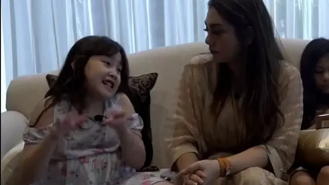 6 Potret Kebersamaan Celine Evangelista dan Eleeya, Anak yang Disebut Mirip Orang Korea