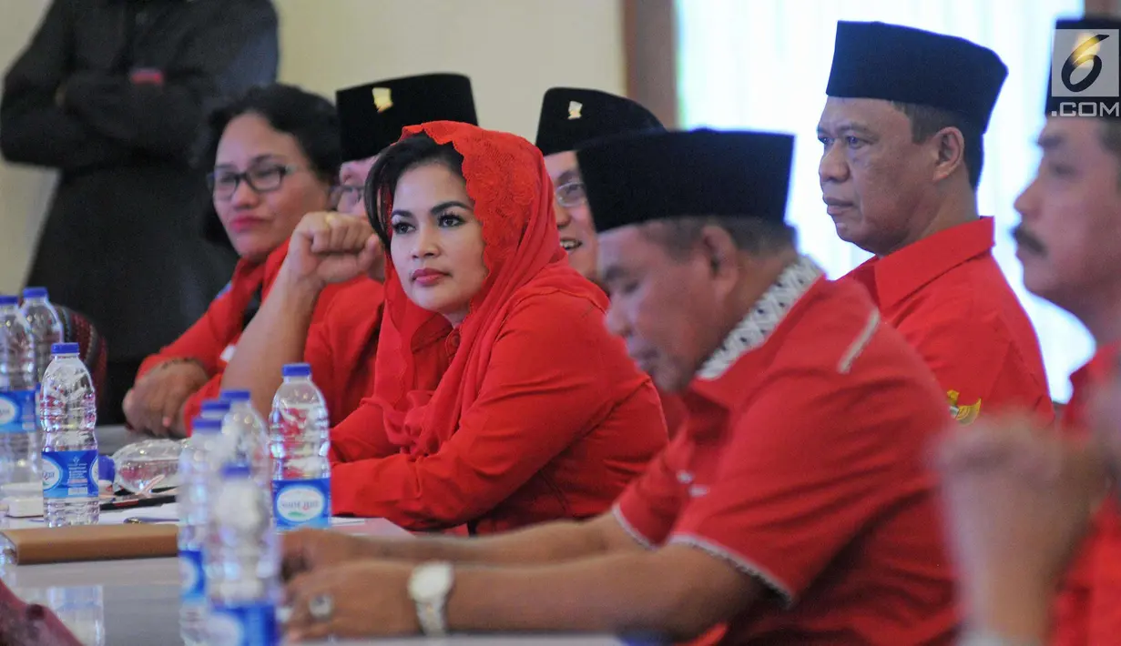 Calon Kepala Daerah dan Wakil Kepala Daerah yang diusung PDI P saat mengikuti Sekolah partai angkatan ke-6, Depok, Minggu (28/1). Sebanyak 88 bakal calon Kepala Daerah dan Wakil Kepala Daerah mengikuti sekolah tersebut. (Liputan6.com/Herman Zakharia)