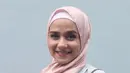 "Sudah lama sejak nikah disindir setiap hari, alhamdulillah sekarang tiba-tiba mau. tapi saya Bukan hijab karena dia (Hengky), sekarang pasti lebih nyaman," kata Sonya.(Andy Masela/Bintang.com)