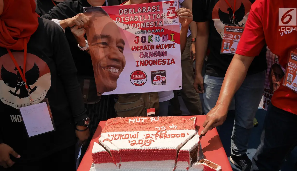 Sejumlah anggota Disabilitas Indonesia Pospera (Posko Perjuangan Rakyat)  Tuna Rungu Indonesia saat memotong kue seusai mendeklarasikan dukungan terhadap Joko Widodo (Jokowi)  untuk periode ke-2 di Jakarta, Minggu (19/8). (Liputan6.com/Herman Zakharia)