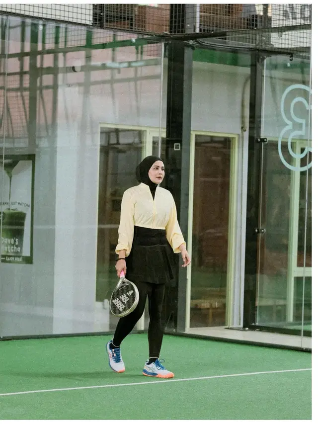 6 Gaya Outfit Padel Berhijab ala Juliana Moechtar, Memukau di Lapangan