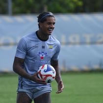Ramon Tanque menjalani sesi latihan bersama Persib Bandung. (Dok. Persib)