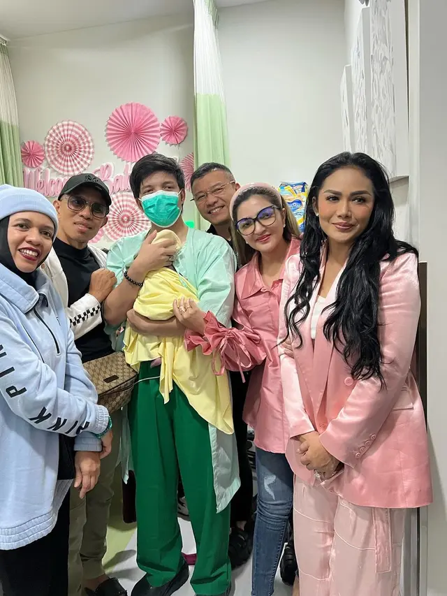7 Potret Krisdayanti, Ashanty dan Geni Faruk saat Jenguk Cucu Ini Kompak Banget