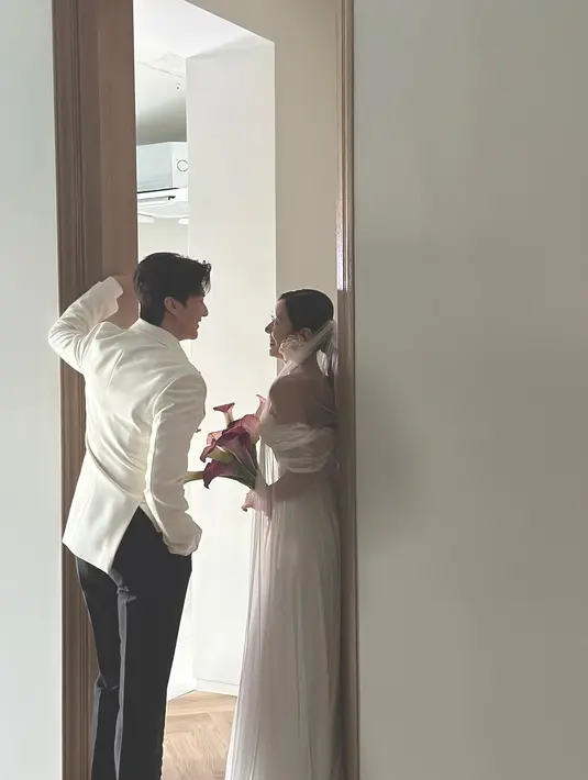 Thunder mengaku sangat terpesona dengan calon istrinya. "Mimi yang memakai gaun cantik sekali hingga aku tidak bisa konsentrasi saat pemotretan saat menatap Mimi," tuturnya. (Foto: Instagram/ hiptriever)