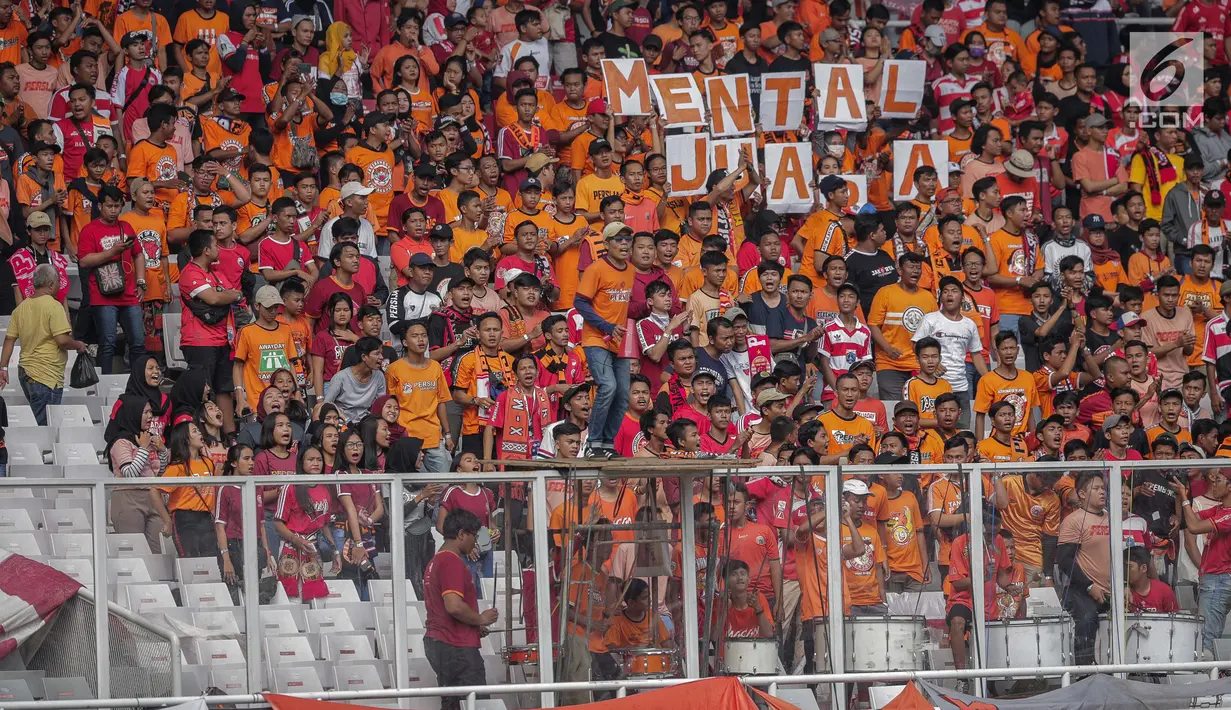 Aksi suporter Persija, The Jakmania saat memberi dukungan kepada tim kesayangan mereka menghadapi Persib dalam laga pekan kedelapan Shopee Liga 1 2019 di SUGBK, Jakarta, Rabu (10/7/2019). Pendukung Persib, Bobotoh, dilarang datang ke SUGBK. (Liputan6.com/Faizal Fanani)