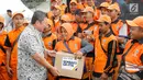 Direktur Investasi dan Keuangan Hari Setianto memberi sembako kepada petugas kebersihan (pasukan oranye) selama HUT ke-47 Asabri di Kantor Pusat PT Asabri di kawasan Cawang, Jakarta Timur, Jumat (3/8). (Liputan6.com/Pool/Asabri)