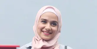 Sebagai seorang muslimah wajib menutup aurat, Sonya Fatmala sadar akan hal itu, belum lama ini Sonya Fatmala terlihat penampilan yang berbeda yaitu mengenakan hijab. (Andy Masela/Bintang.com)