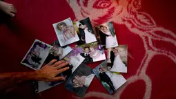 Sheikhmous Hussein (33) dari distrik utara Al-Ashrafiya, Aleppo menunjukkan foto pernikahannya di kamp pengungsi Ritsona, Yunani, 11 Januari 2017. Foto ini harta berharga yang berhasil ia selamatkan saat perang terjadi. (AP Photo / Muhammed Muheisen)