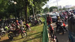Kendaraan parkir di sekitar kawasan Monas, Jakarta, Senin (1/1). Kurangnya pengawasan menyebabkan banyak PKL dan parkir liar memenuhi kawasan tersebut sehingga menimbulkan kesemrawutan. (Liputan6.com/Immanuel Antonius)