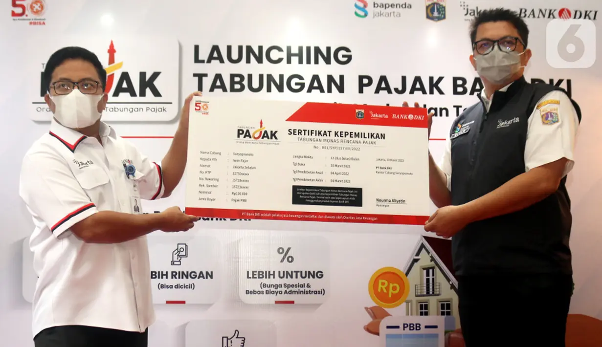 Direktur Ritel dan Syariah Bank DKI Babay Parid Wazdi (kiri) memberikan Sertifikat Kepemilikan Tabungan Pajak kepada Wakil Kepala Bapeda DKI, Elvarinsa pada peluncuran Tabungan Pajak Bank DKI di Jakarta (30/3/2022). Melalui Tabungan Pajak, wajib pajak dapat menabung terjadwal. (Liputan6.com/HO/BDKI)