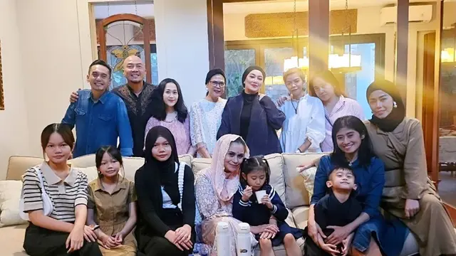 Potret Reza Artamevia rayakan lebaran bersama keluarga mendiang Adjie Massaid (Sumber: Instagram/@rezaartameviaofficial)