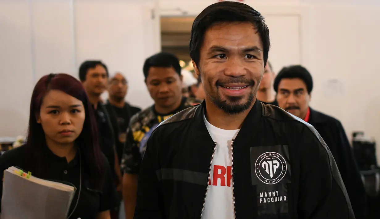 Petinju asal Filipina, Manny Pacquiao bersiap mengikuti sesi latihan di sebuah gym di Kuala Lumpur, Malaysia (11/7). Manny Pacquiao akan bertanding pada kelas welter melawan petinju Argentina Lucas Matthysse. (AFP Photo/Mohd Rasfan)