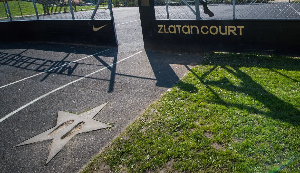 Sebuah plakat berbentuk bintang terlihat di depan pintu masuk Zlatan Court di Rosengard, Malmoe, Swedia Selatan (3/5/2016).  Di tengah plakat tersebut, terdapat cetakan kaki Zlatan brahimovic. (AFP Photo/Jonathan Nackstrand)